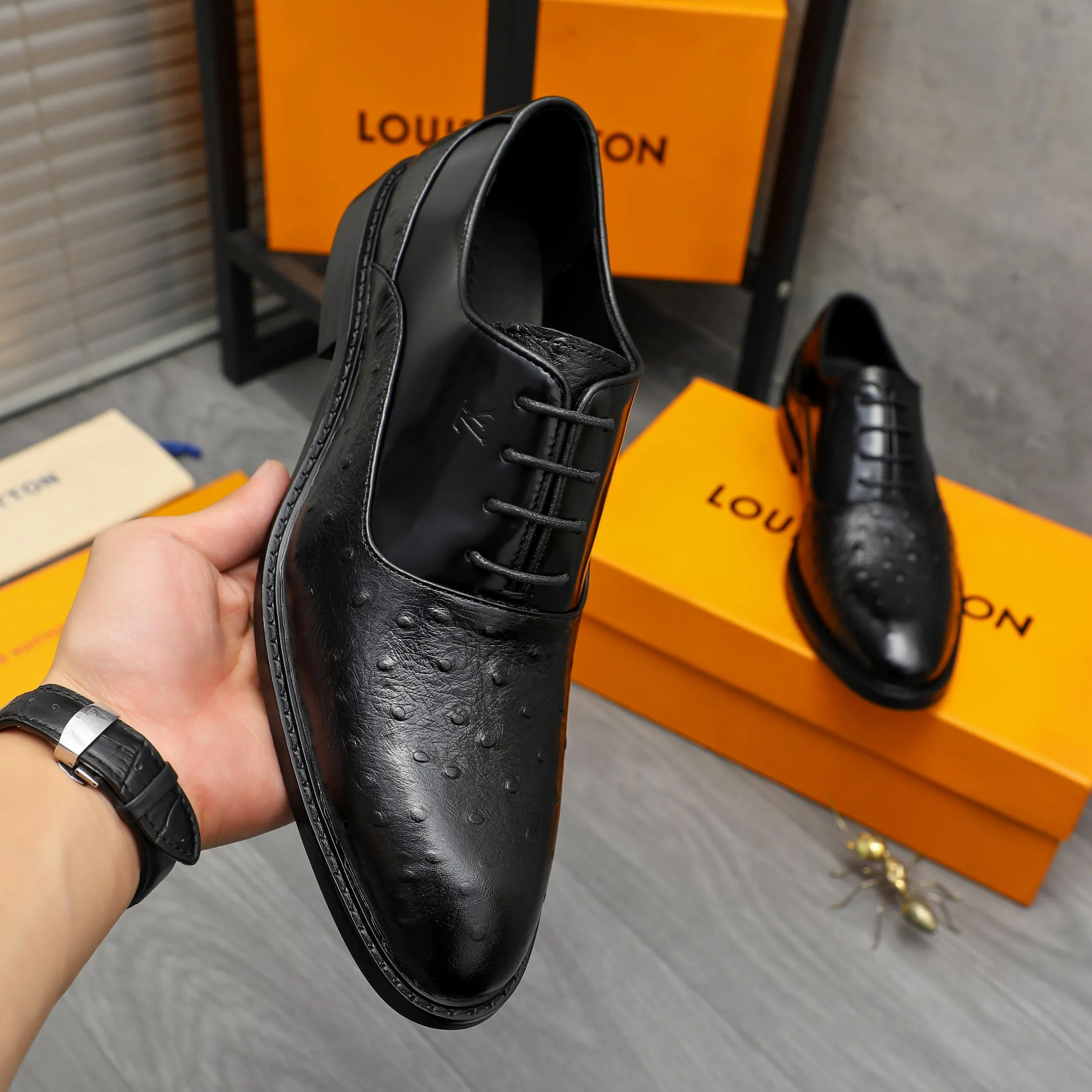 Men's shoes 💰p460 Product trademark: LV (Louis Vuitton) business lace-up formal leather shoes. Regular size: 39-44 (38.45 custom-made, non-refundable) Product materials: Selected high-quality ostrich pattern cowhide spliced ​​with pearlescent cowhide upper, cowhide lining, original rubber outsole